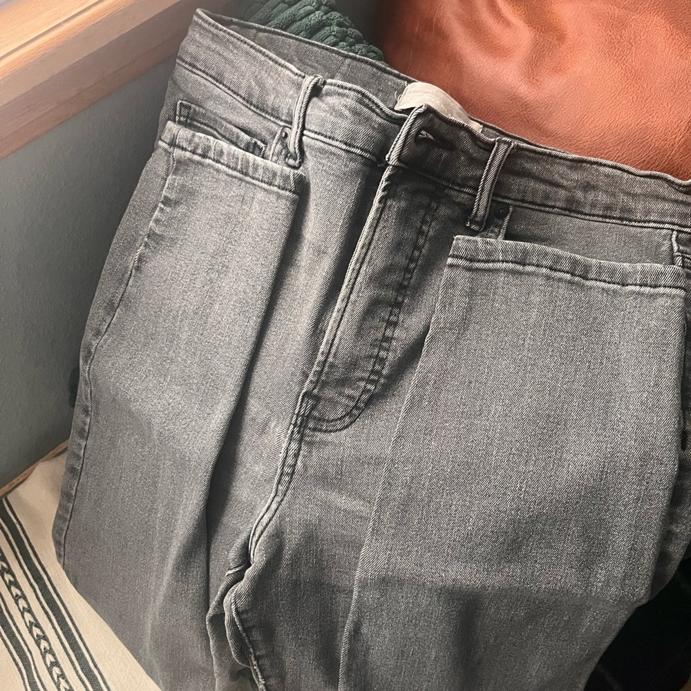 Everlane Gray Straight Jeans Versatile Style